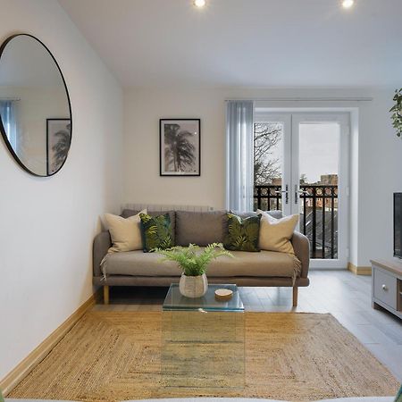 Large, Newly Renovated, Three Bedroom Town Centre Split Level Apartment With Free Parking, Sleeps Seven - Walking Distance To Beach Bournemouth Bagian luar foto