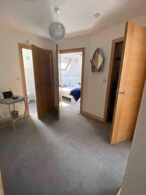 Large, Newly Renovated, Three Bedroom Town Centre Split Level Apartment With Free Parking, Sleeps Seven - Walking Distance To Beach Bournemouth Bagian luar foto