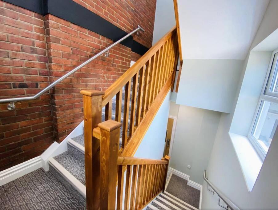Large, Newly Renovated, Three Bedroom Town Centre Split Level Apartment With Free Parking, Sleeps Seven - Walking Distance To Beach Bournemouth Bagian luar foto