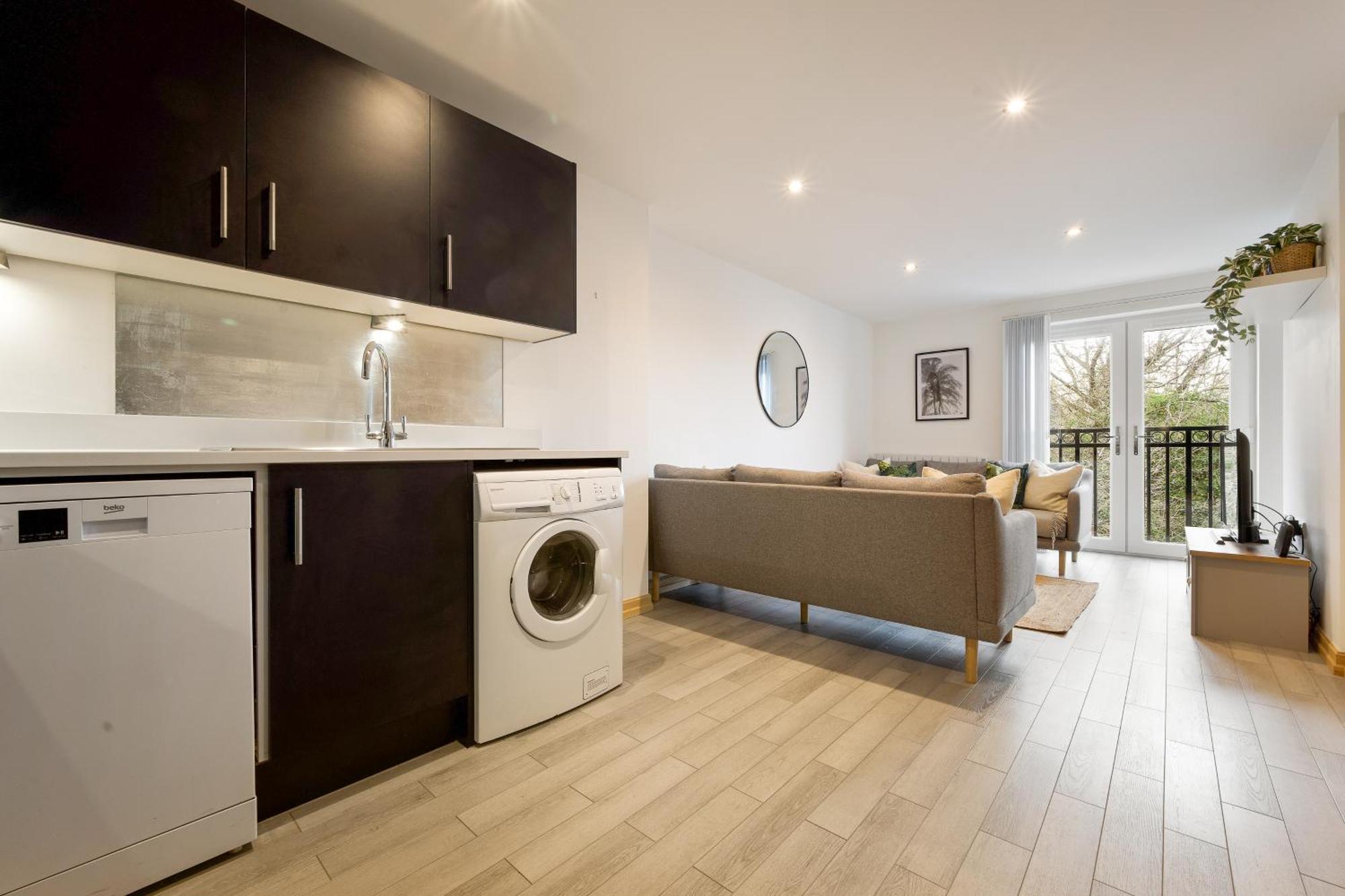 Large, Newly Renovated, Three Bedroom Town Centre Split Level Apartment With Free Parking, Sleeps Seven - Walking Distance To Beach Bournemouth Bagian luar foto