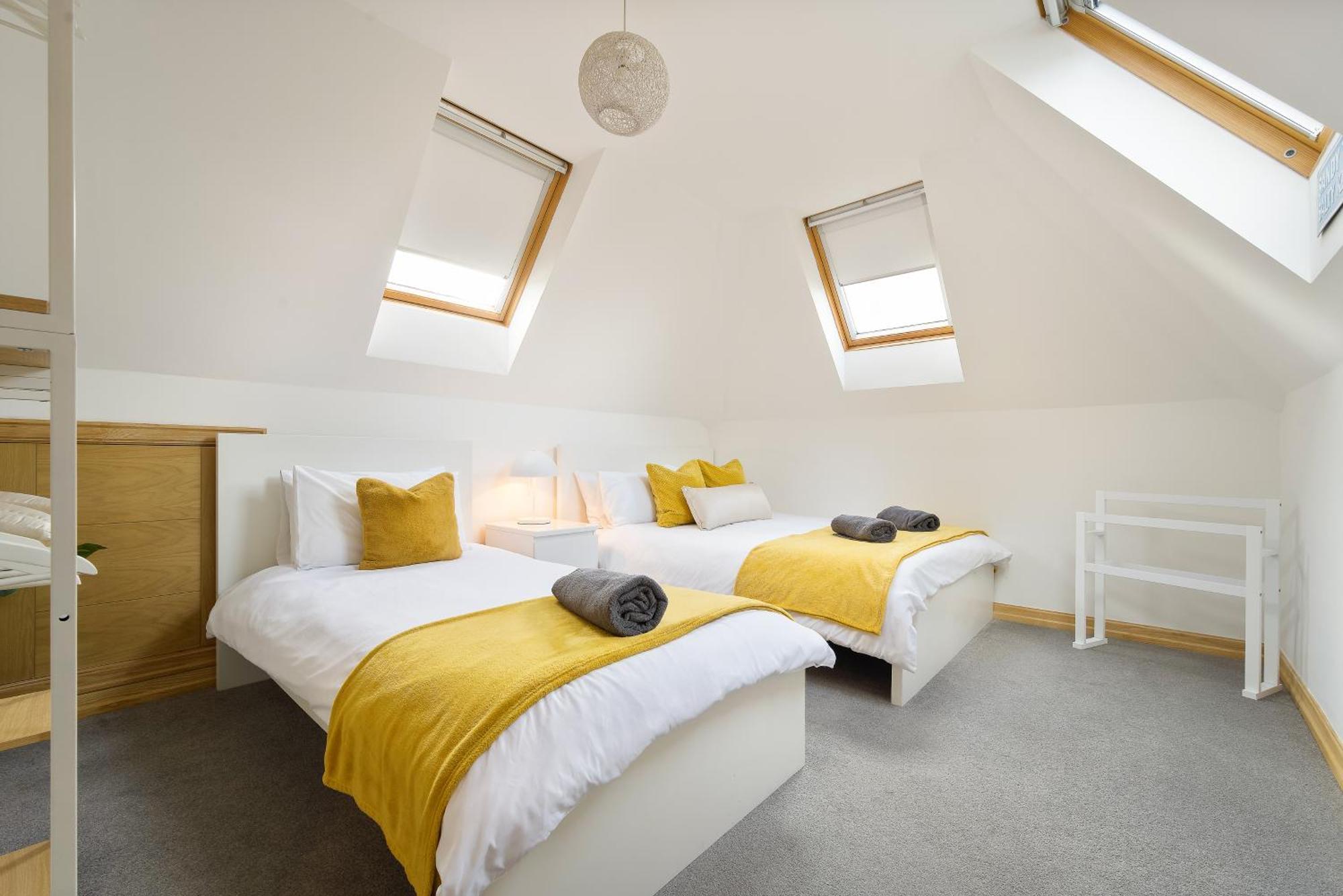 Large, Newly Renovated, Three Bedroom Town Centre Split Level Apartment With Free Parking, Sleeps Seven - Walking Distance To Beach Bournemouth Bagian luar foto