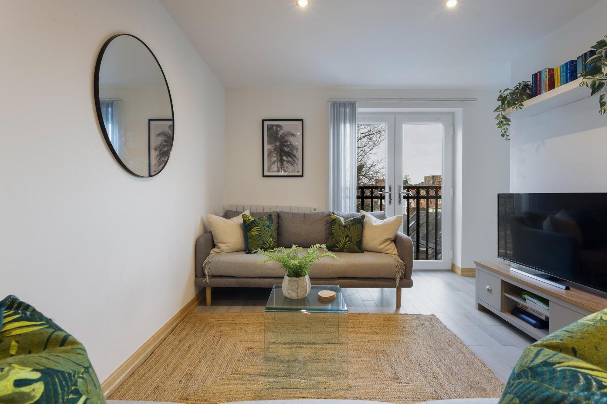 Large, Newly Renovated, Three Bedroom Town Centre Split Level Apartment With Free Parking, Sleeps Seven - Walking Distance To Beach Bournemouth Bagian luar foto