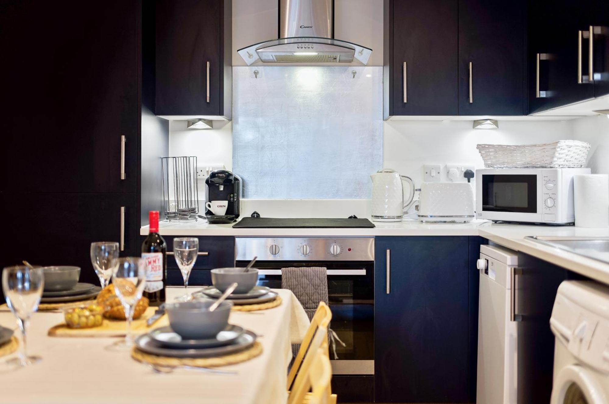 Large, Newly Renovated, Three Bedroom Town Centre Split Level Apartment With Free Parking, Sleeps Seven - Walking Distance To Beach Bournemouth Bagian luar foto