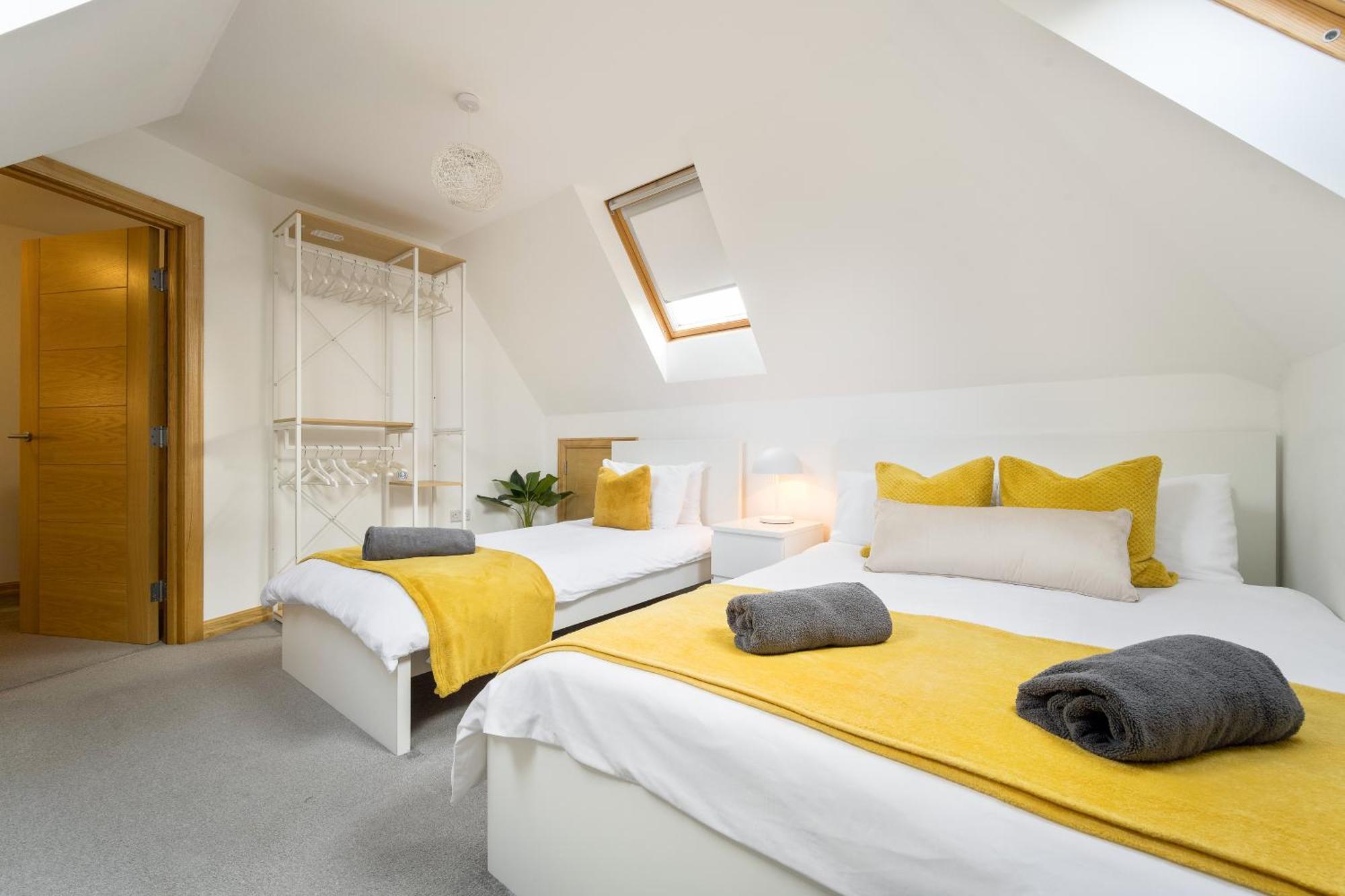 Large, Newly Renovated, Three Bedroom Town Centre Split Level Apartment With Free Parking, Sleeps Seven - Walking Distance To Beach Bournemouth Bagian luar foto