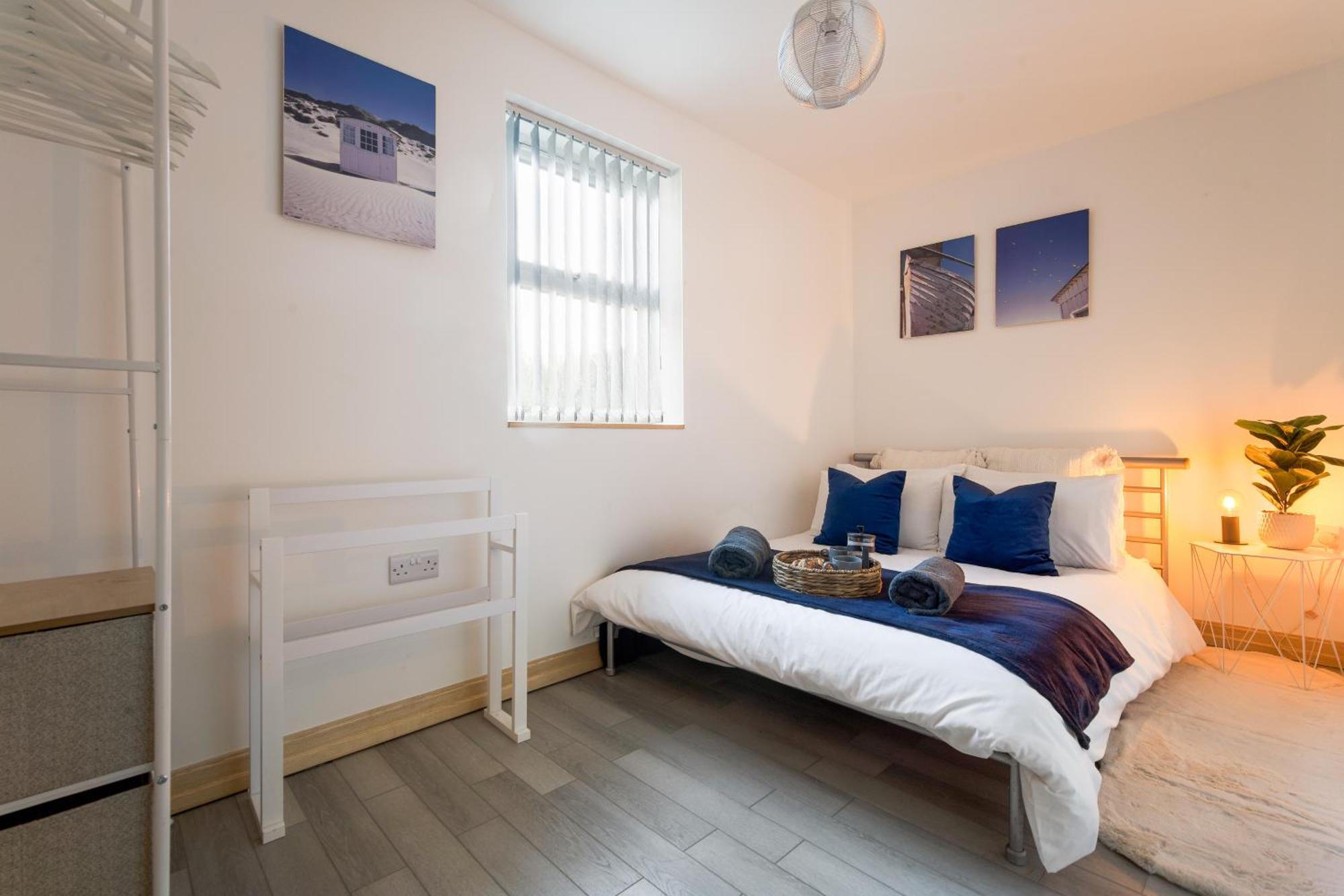 Large, Newly Renovated, Three Bedroom Town Centre Split Level Apartment With Free Parking, Sleeps Seven - Walking Distance To Beach Bournemouth Bagian luar foto