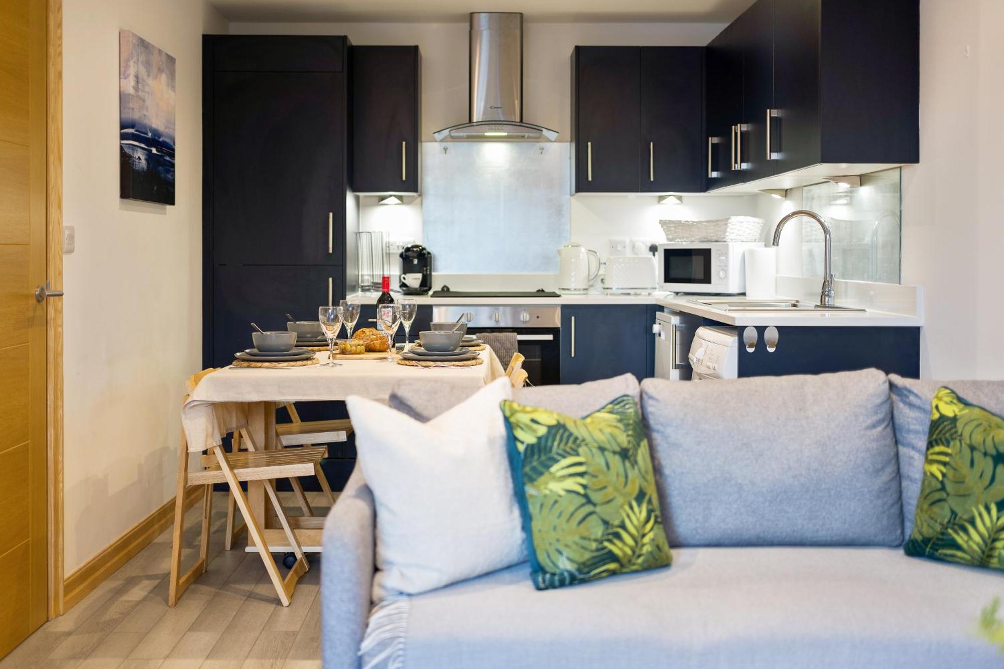 Large, Newly Renovated, Three Bedroom Town Centre Split Level Apartment With Free Parking, Sleeps Seven - Walking Distance To Beach Bournemouth Bagian luar foto
