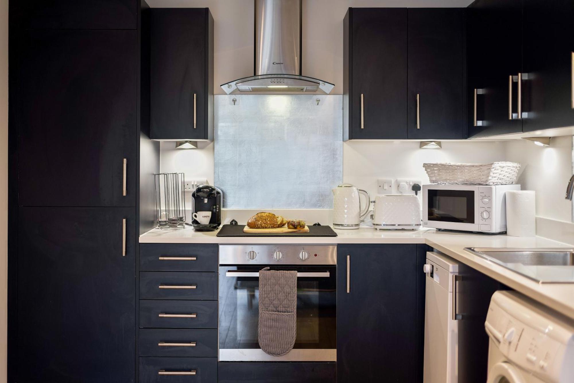 Large, Newly Renovated, Three Bedroom Town Centre Split Level Apartment With Free Parking, Sleeps Seven - Walking Distance To Beach Bournemouth Bagian luar foto