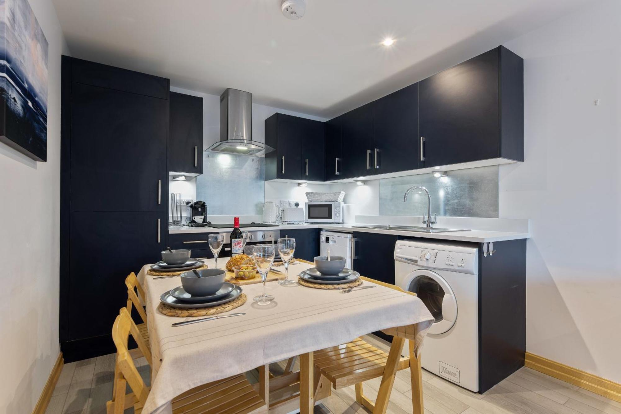 Large, Newly Renovated, Three Bedroom Town Centre Split Level Apartment With Free Parking, Sleeps Seven - Walking Distance To Beach Bournemouth Bagian luar foto