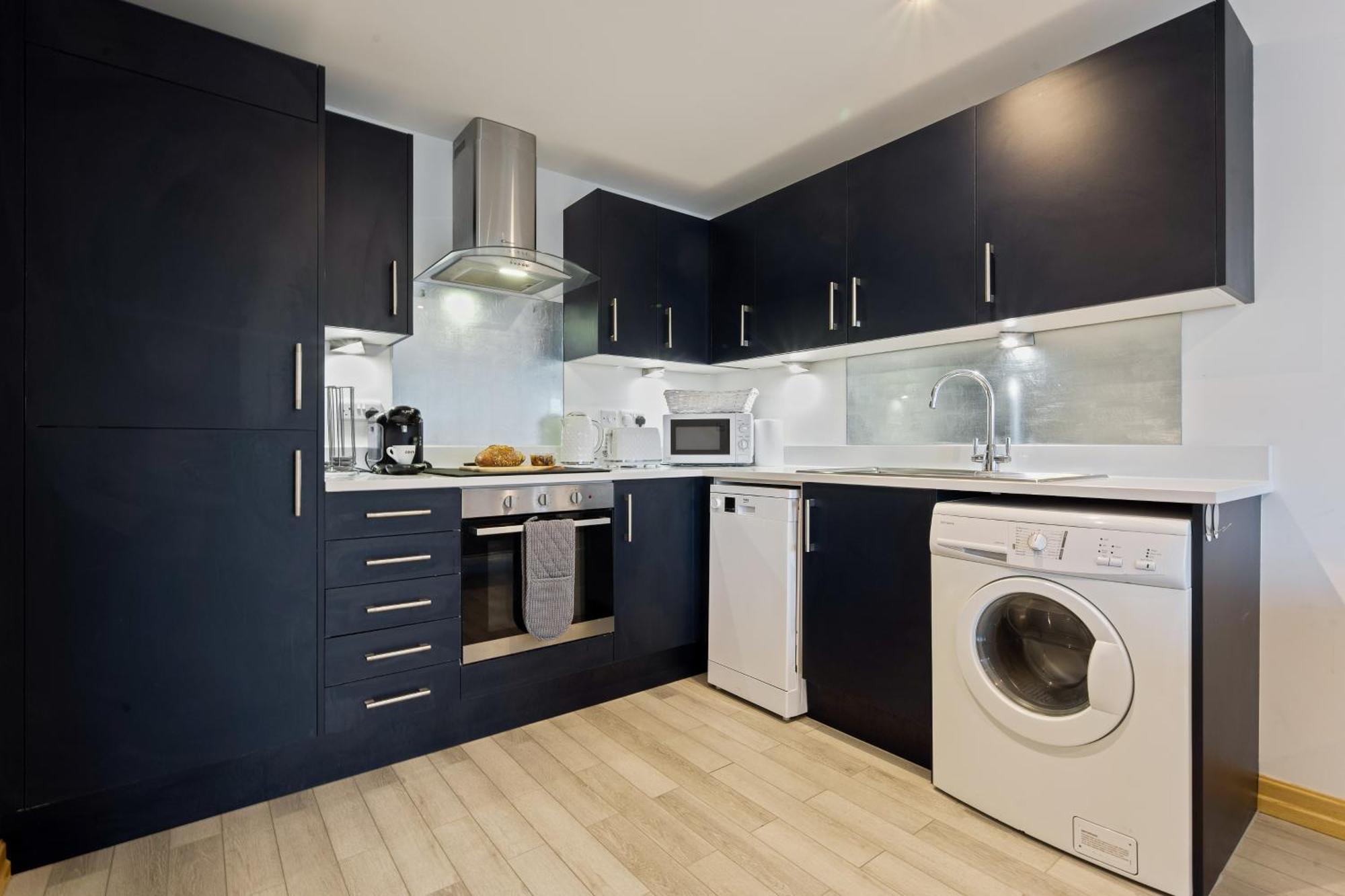 Large, Newly Renovated, Three Bedroom Town Centre Split Level Apartment With Free Parking, Sleeps Seven - Walking Distance To Beach Bournemouth Bagian luar foto