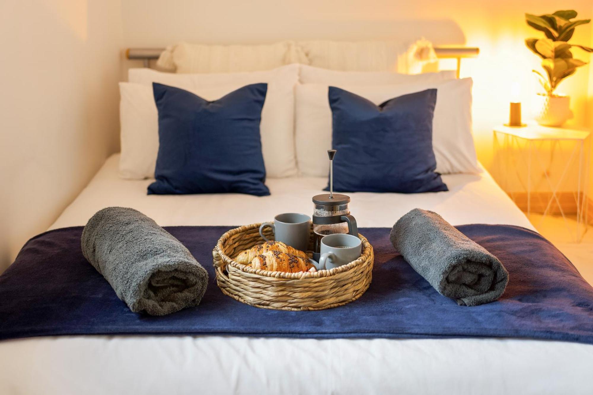 Large, Newly Renovated, Three Bedroom Town Centre Split Level Apartment With Free Parking, Sleeps Seven - Walking Distance To Beach Bournemouth Bagian luar foto