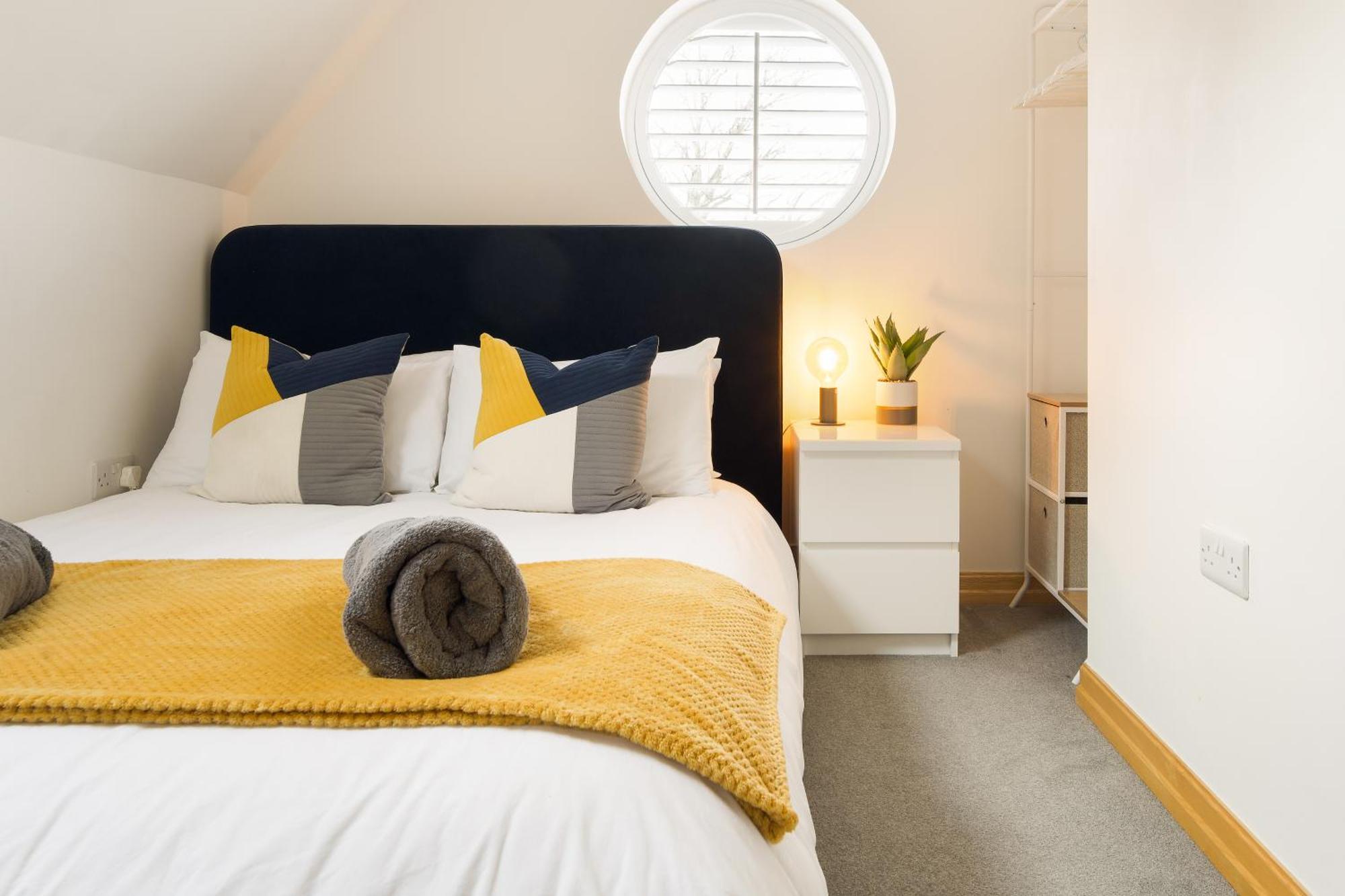 Large, Newly Renovated, Three Bedroom Town Centre Split Level Apartment With Free Parking, Sleeps Seven - Walking Distance To Beach Bournemouth Bagian luar foto