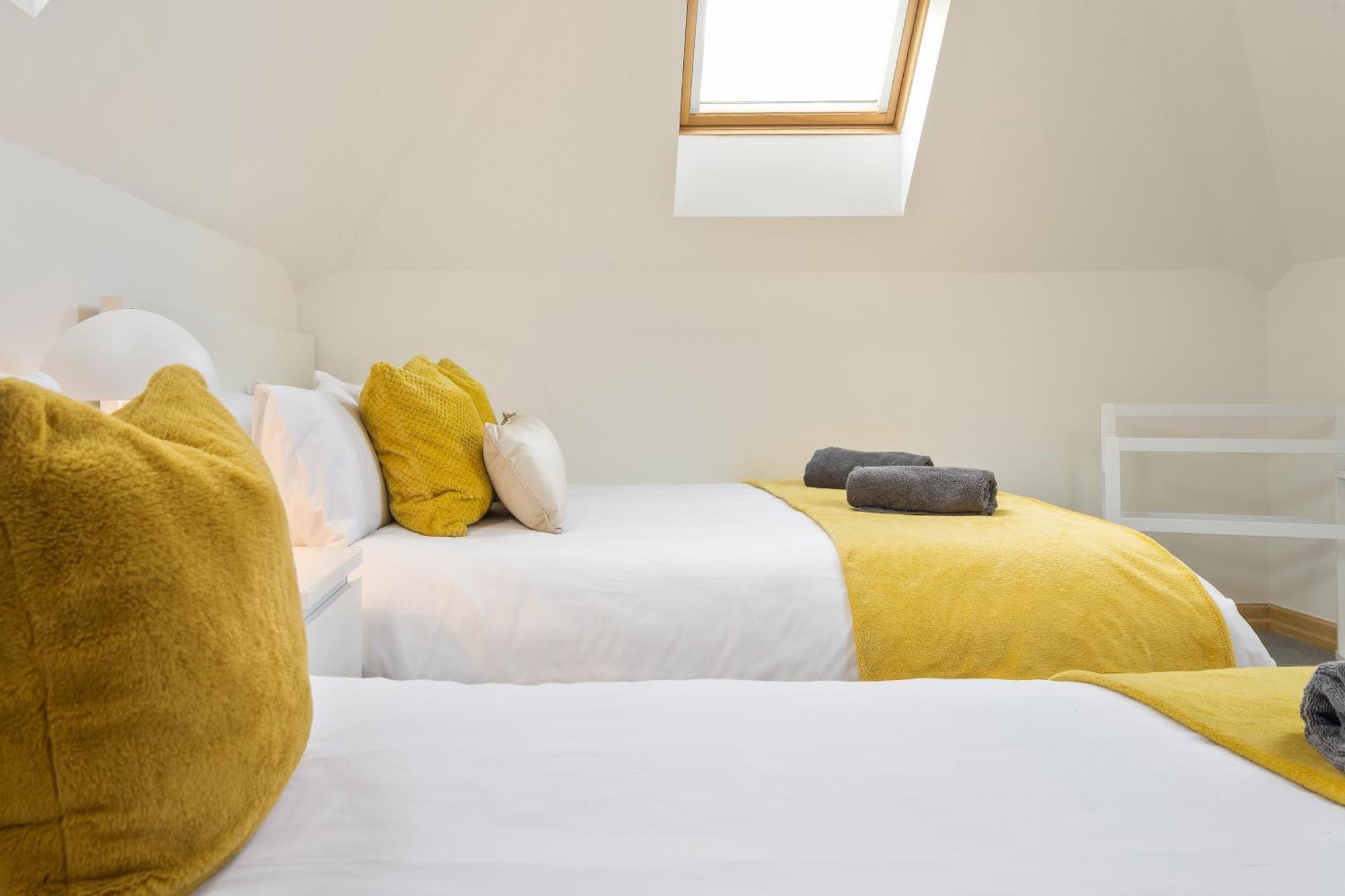 Large, Newly Renovated, Three Bedroom Town Centre Split Level Apartment With Free Parking, Sleeps Seven - Walking Distance To Beach Bournemouth Bagian luar foto