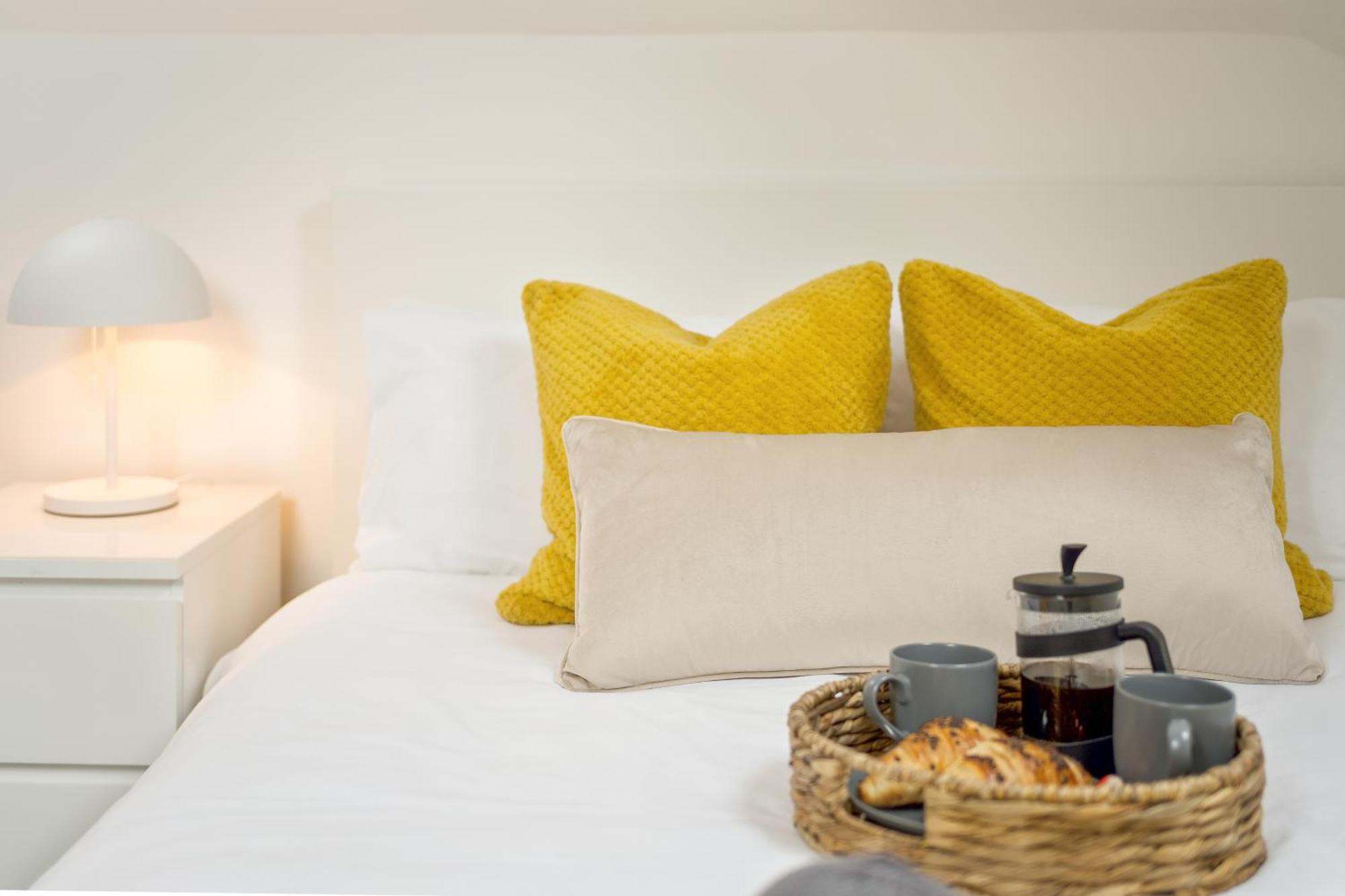 Large, Newly Renovated, Three Bedroom Town Centre Split Level Apartment With Free Parking, Sleeps Seven - Walking Distance To Beach Bournemouth Bagian luar foto