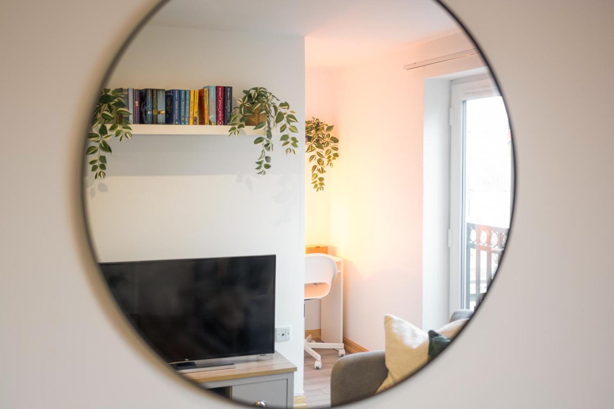 Large, Newly Renovated, Three Bedroom Town Centre Split Level Apartment With Free Parking, Sleeps Seven - Walking Distance To Beach Bournemouth Bagian luar foto