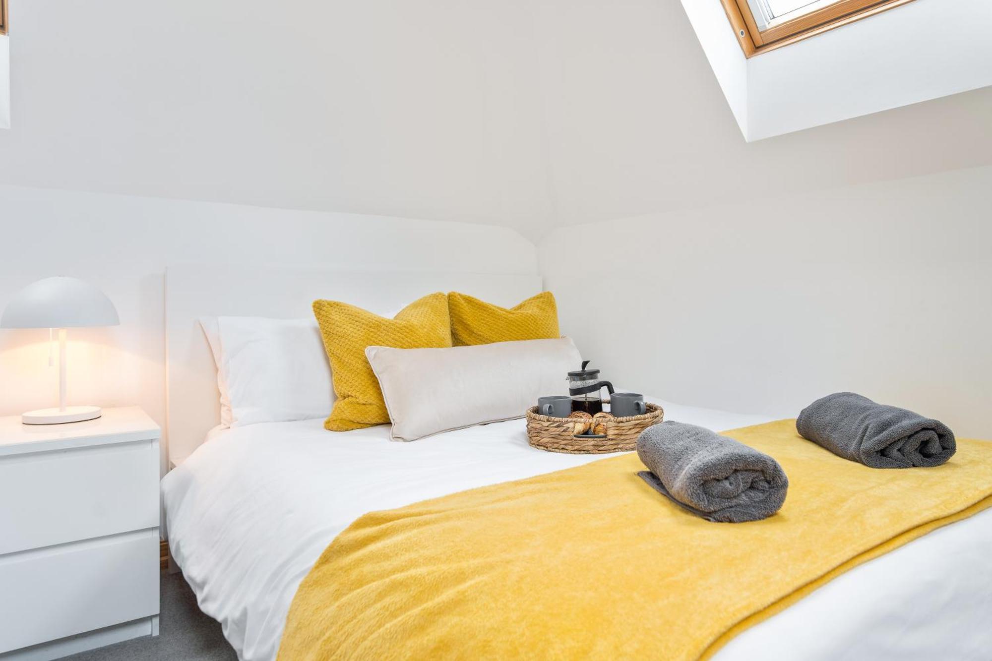 Large, Newly Renovated, Three Bedroom Town Centre Split Level Apartment With Free Parking, Sleeps Seven - Walking Distance To Beach Bournemouth Bagian luar foto