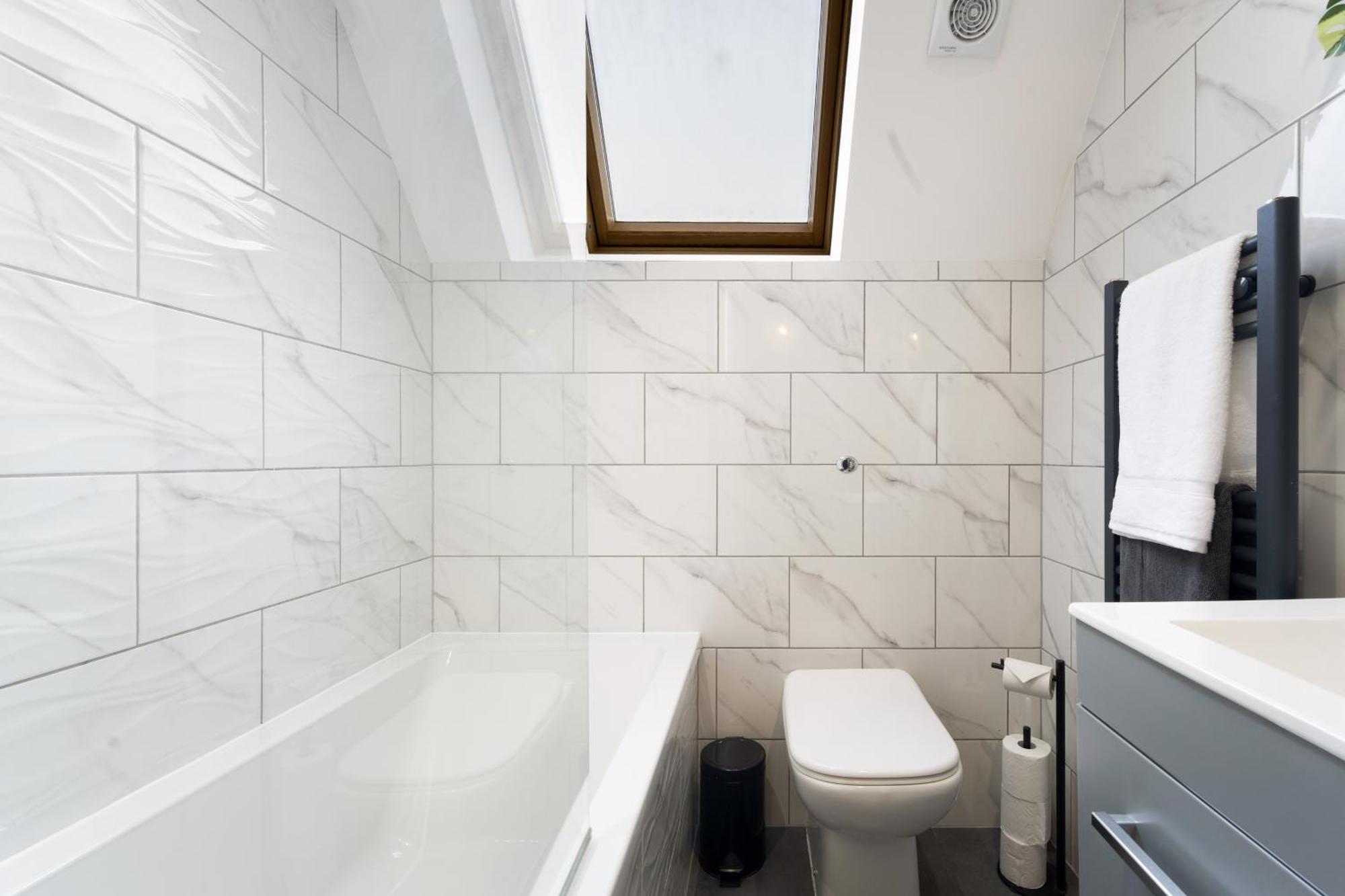 Large, Newly Renovated, Three Bedroom Town Centre Split Level Apartment With Free Parking, Sleeps Seven - Walking Distance To Beach Bournemouth Bagian luar foto